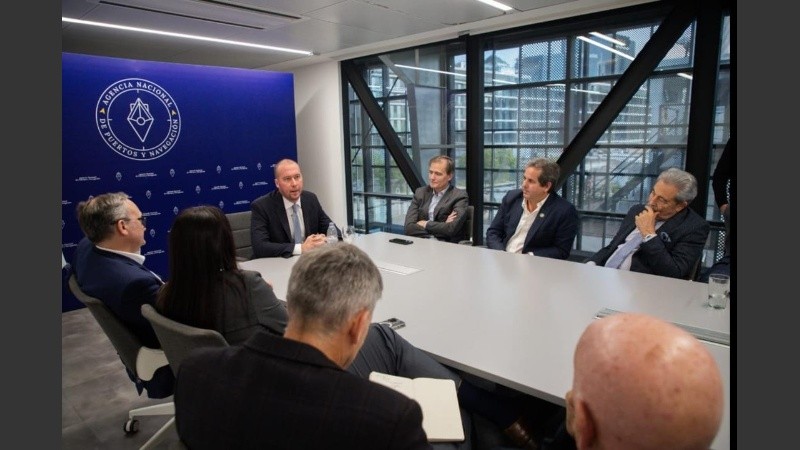 El titular de la Agencia de Puertos, Iñaki Arreseygor, recibió a referentes de la Hidrovía