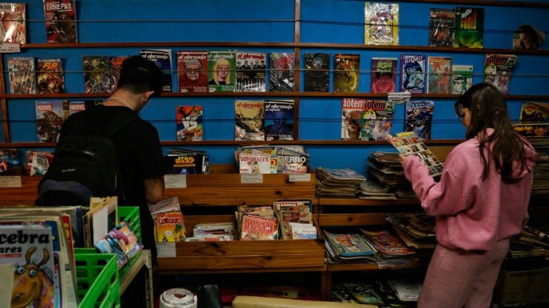 Fanáticos buscando entre los cómics que quedan en exhibición. (Alan Monzón/Rosario3)