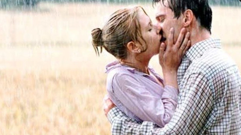La escena del primer beso entre Scarlett Johansson y Jonathan Rhys Meyers, bajo la lluvia, en la película Match Point, de Woody Allen. Año 2006.