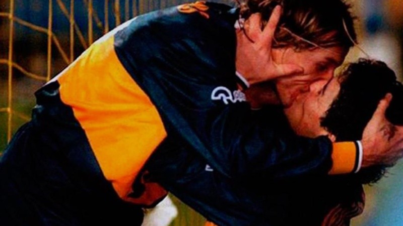 El famoso beso en la boca entre Diego Maradona y Claudio Caniggia durante un superclásico entre Boca Juniors y River Plate en La Bombonera, el 14 de julio de 1996.