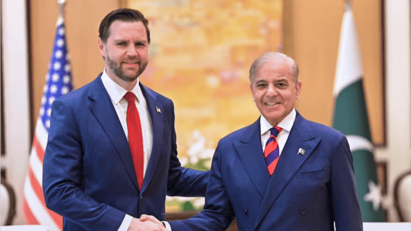 Vance junto al primer ministro pakistaní, Shehbaz Sharif