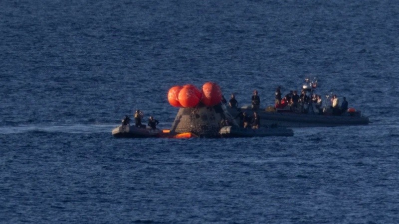La cápsula Orion amerizó en el océano Pacífico, cerca de la costa de California.