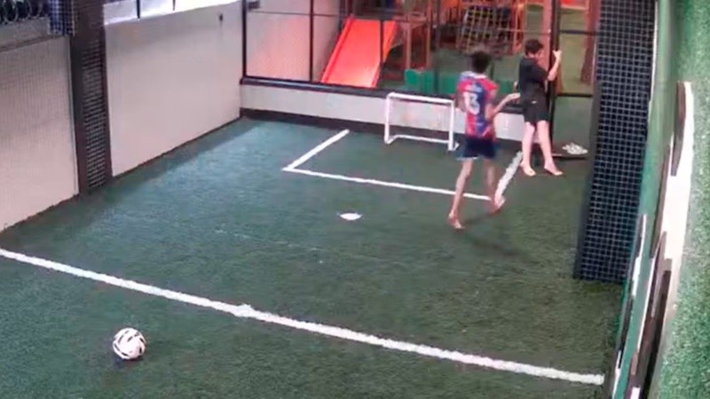 Dos chicos que jugaban a la pelota en una canchita recibieron una descarga eléctrica al intentar cerrar una puerta.