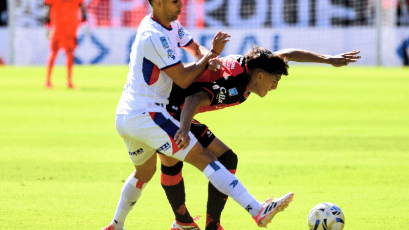 Facundo Guch intenta aguantar una pelota en el primer tiempo.