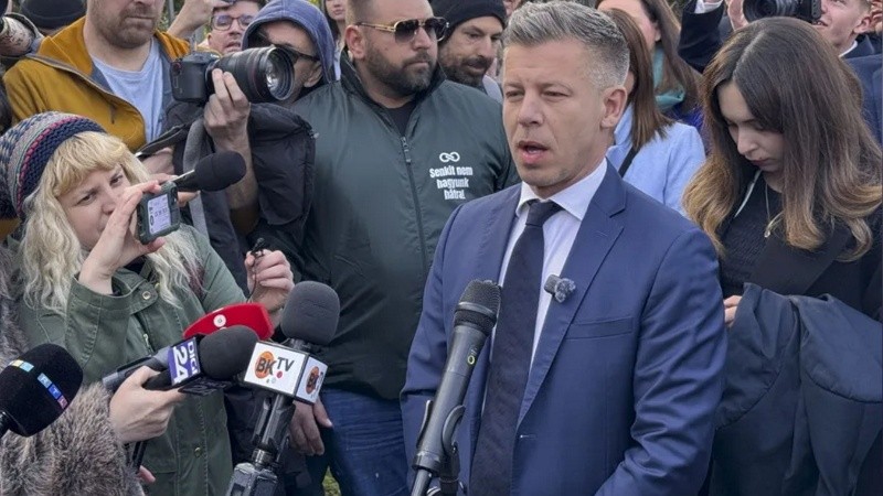 Péter Magyar es un jurista de 45 años que se presenta como defensor de la familia, la nación y el cristianismo.