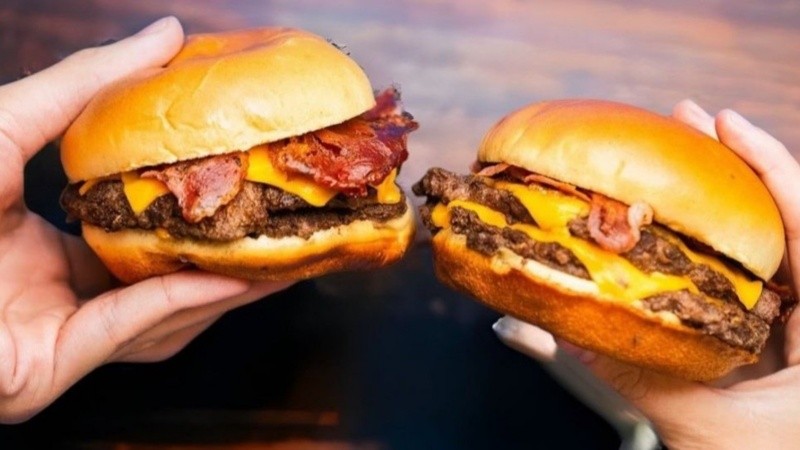 Las principales hamburgueserías de Rosario lanzan una promo de cheesburgers a mil pesos.