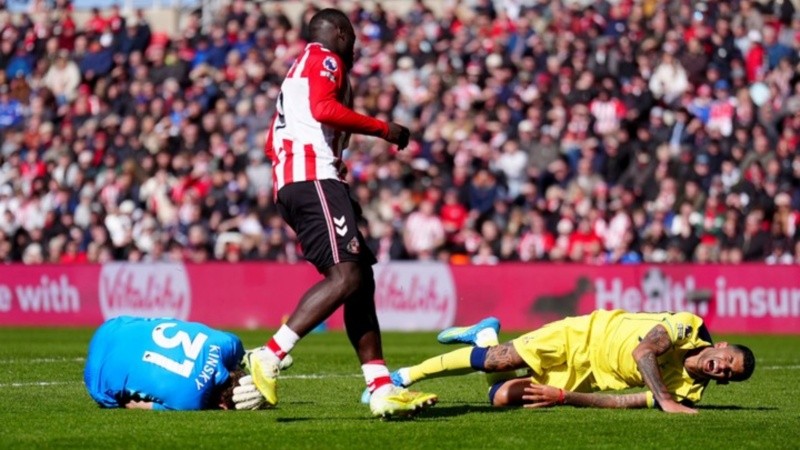 El dolor del Cuti Romero: ya en el suelo con la rodilla golpeada.