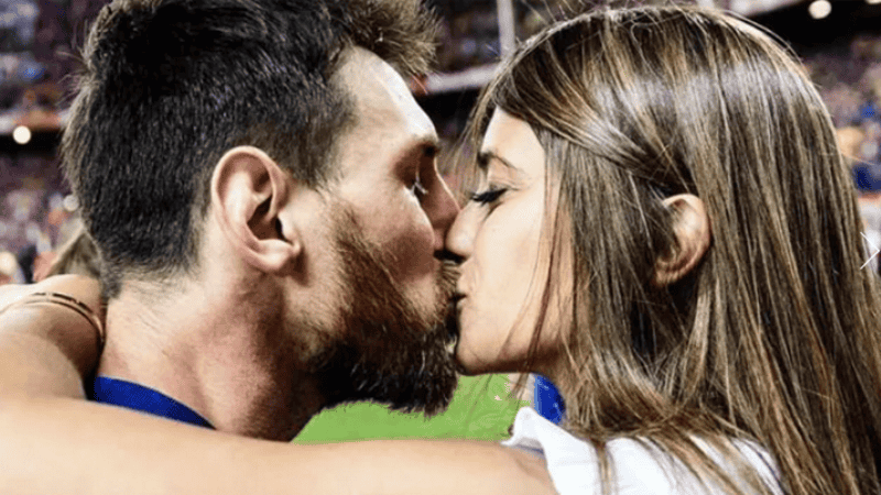 Un beso entre Leo y Antonela luego de un partido.