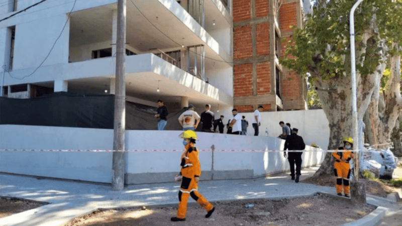 El cuerpo se encontró en una pared levantada recientemente en el hueco de una escalera.