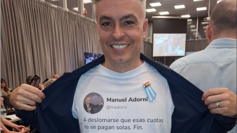 El diputado Esteban Paulón asistió a una reunión de comisión del Congreso con una remera que alude a Manuel Adorni.
