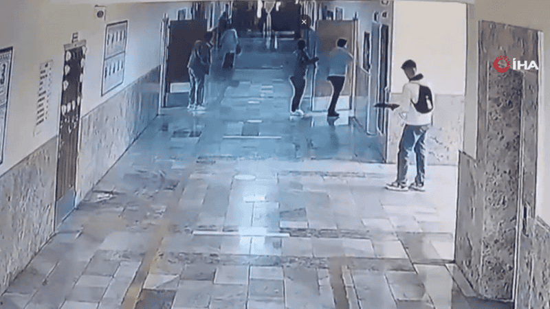 Las fuerzas de seguridad evacuaron a todos los estudiantes antes de entrar al edificio en busca del atacante.