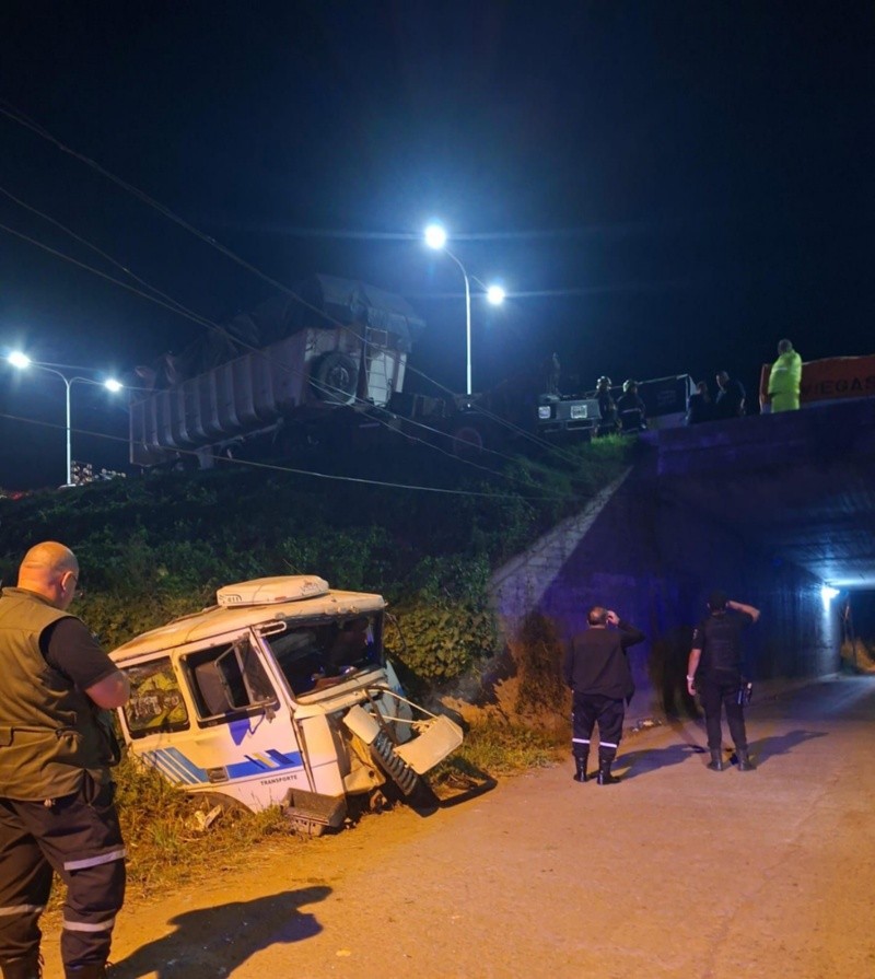 &nbsp;El primer camión volcado. 