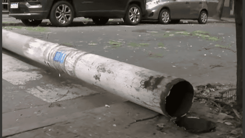 Cayó una columna y cortó el tránsito en la zona céntrica.