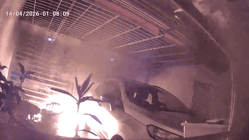 El momento del incendio en el ingreso al garaje.