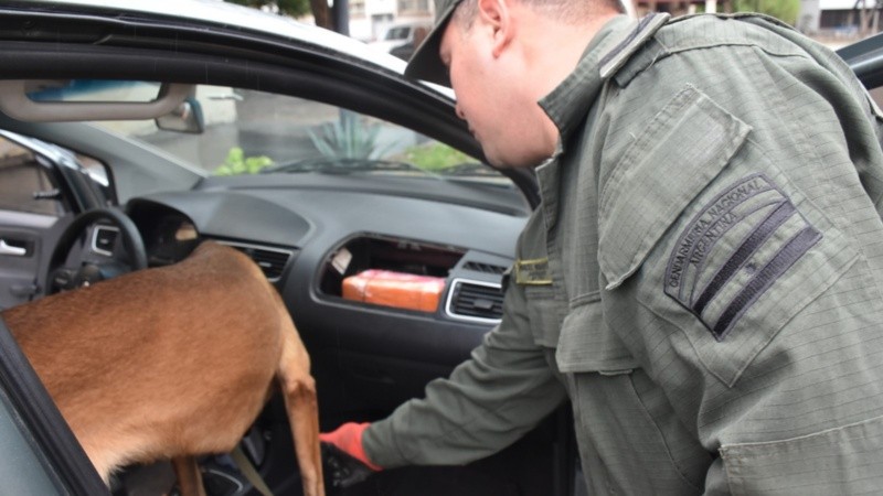 Había paquetes en el ducto de ventilación del aire acondicionado.