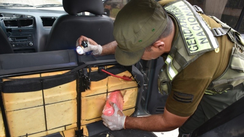 Había paquetes en el ducto de ventilación del aire acondicionado.