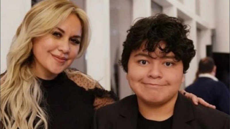 Verónica Ojeda junto a Dieguito Fernando Maradona.