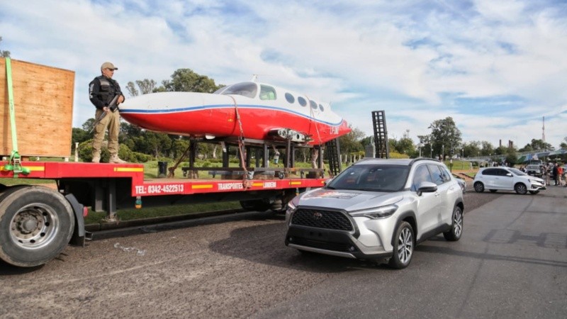 Parte del avión exhibido este lunes en el parque Alem.