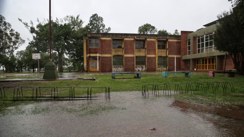 Así amaneció la Mariano Moreno esta mañana, cuando iban a comenzar a volver los alumnos a las aulas.
