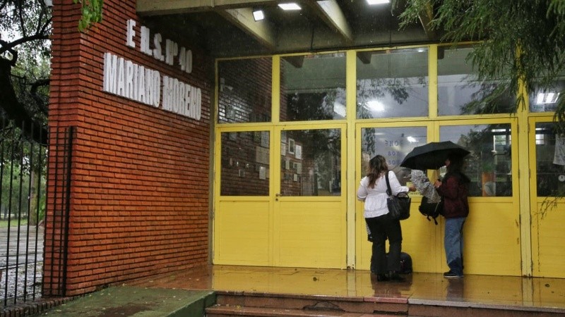 A pesar de la lluvia, se mantiene la reunión prevista parala tarde en la escuela con algunos padres.