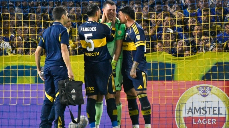 Paredes consuela a Marchesín después de la grave lesión en la cancha de Boca.