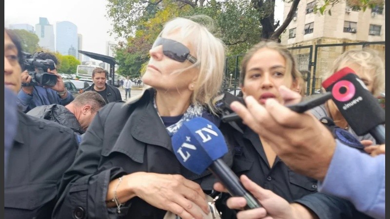 Las dos jubiladas que le prestaron dólares a Adorni declaran en Comodoro Py.