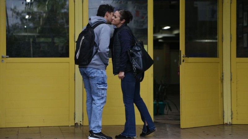 El saludo de los docentes esta mañana en la puerta de la escuela donde hace dos semanas se desató el horror. (Foto: Alan Monzón, enviado especial, desde San Cristóbal / Rosario3)