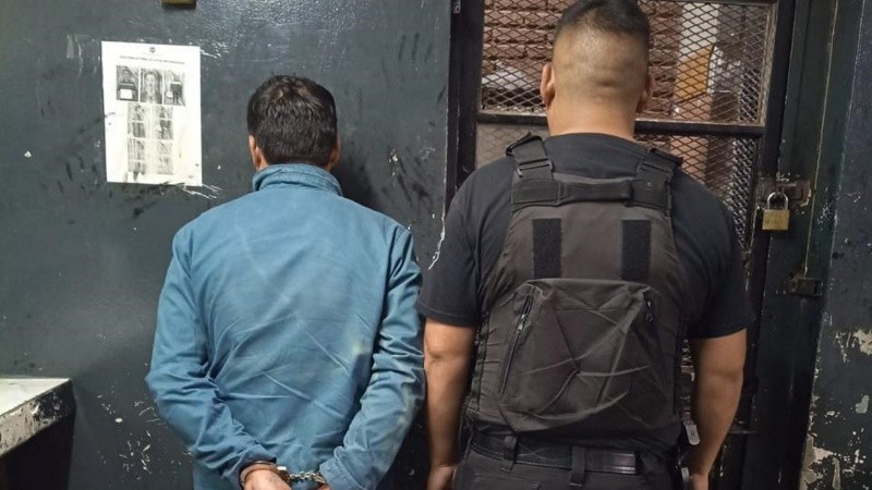 El sospechoso se entregó después de que la policía lo fue a buscar a la casa de su hermana.