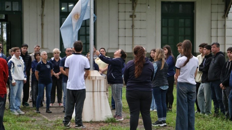 El reducido grupo escolar que regresó este jueves a la Mariano Moreno en el primera izamiento de la bandera después del tiroteo fatal. (Foto: Alan Monzón, enviado especial, desde San Cristóbal / Rosario3)