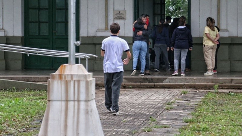 Este jueves volvieron los primeros alumnos a las aulas de la Mariano Moreno de San Cristóbal, donde dos semanas atrás se desató el horror.
