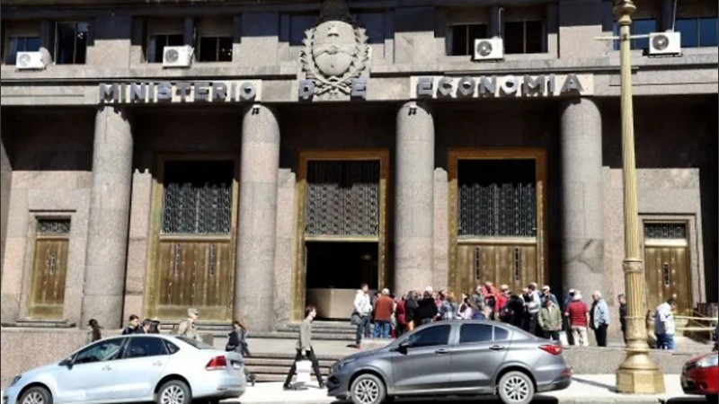 Economía continúa sin tropiezos con su estrategia de financiamiento local.