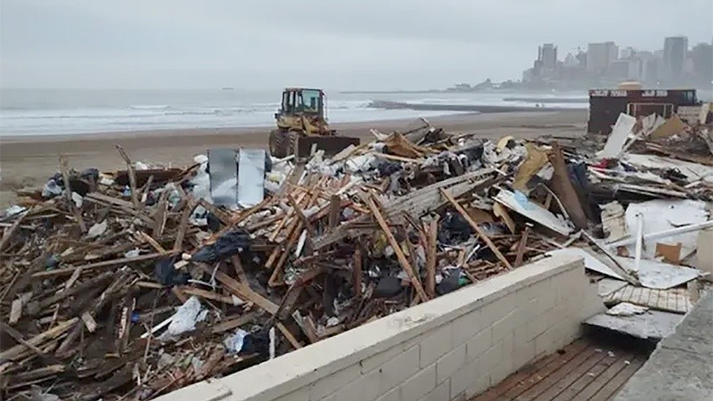 El desmantelamiento total del paseo comercial informal se produjo en la madrugada.