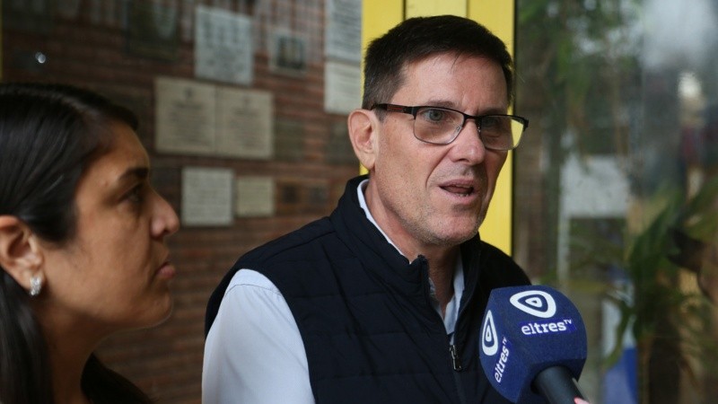 El ministro visitó la escuela el miércoles pasado pero las actividades se retomaron el jueves, después del temporal (Alan Monzón/Rosario3).