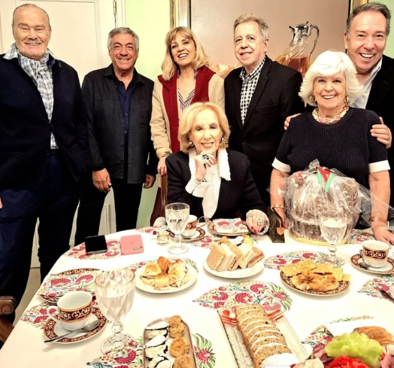 Gino Bogani, Dany Mañas, Teté Coustarot, Héctor Vidal Rivas, Amalia Idoyaga Molina y Alejandro Veroutis rodean a Mirtha Legrand en el clásico té de cada domingo.&nbsp;