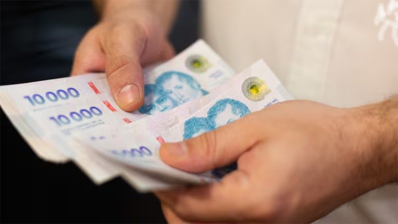 La plata no alcanza y se siente en la calle.