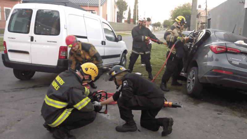 Zapadores trabajando sobre el vehículo con personas atrapadas.