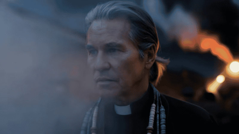 El fallecido acto aparece interpretando al padre Fintan.