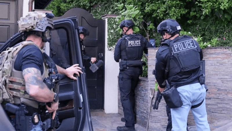 La División de Robos y Homicidios del Departamento de Policía de Los Ángeles allanó una vivienda antes de arrestar a David Burke por el asesinato de Celeste Rivas.