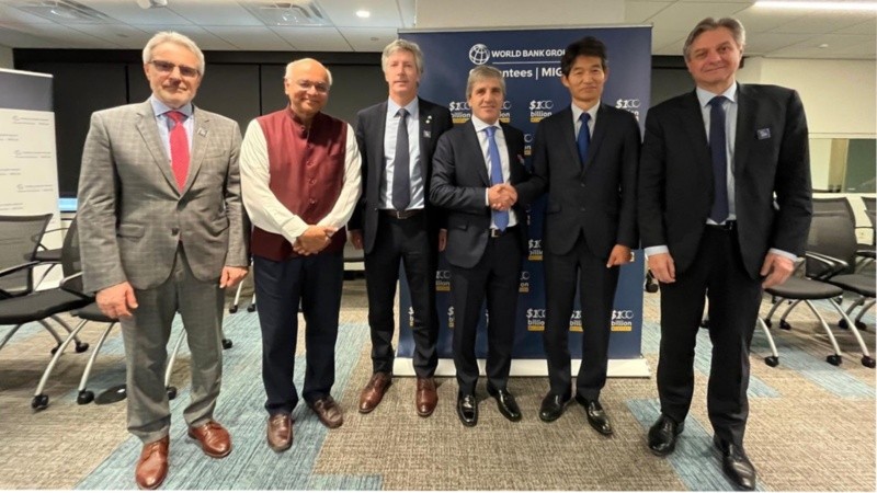 “Aquí con los representantes de MIGA/Banco Mundial