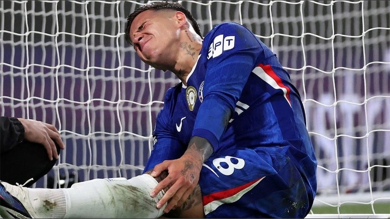 El mediocampista sintió una molestia y salió a poco del final (EFE).