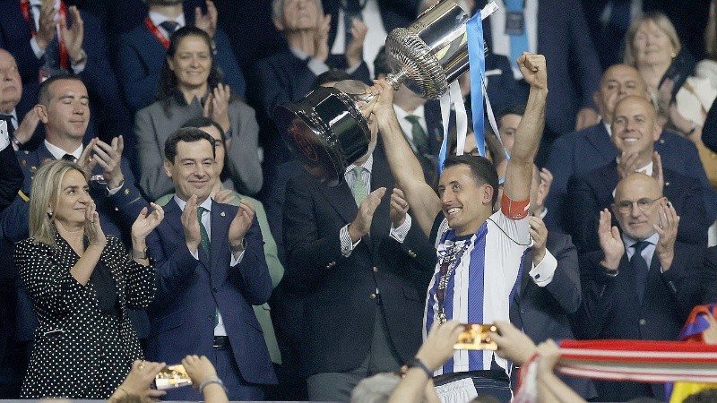 SEVILLA, 17/04/2026.- El capitán de la Real Sociedad Mikel Oyarzabal (c) celebra con el trofeo la victoria tras la final de la Copa del Rey que han disputado frente al Atletico de Madrid este sábado en el estadio de La Cartuja, en Sevilla. EFE/Jose Manuel Vidal