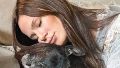 La modelo junto a su perro de 15 años