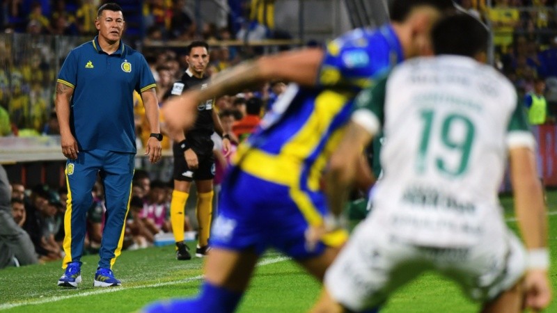 Jorge Almirón vivió con máxima intensidad el dramático triunfo de Central ante Sarmiento.