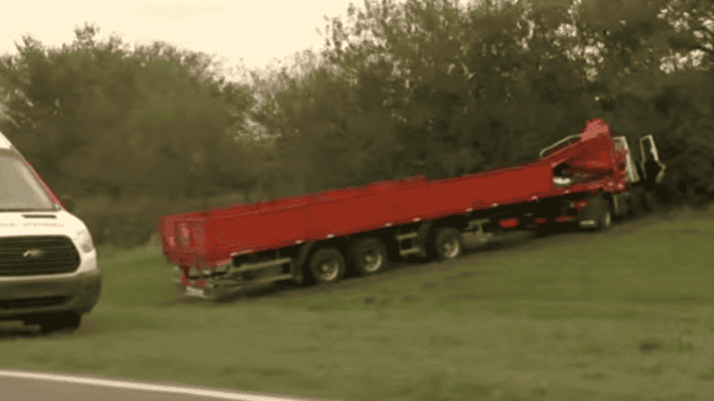 Uno de los camiones quedó cruzado sobre la banquina.