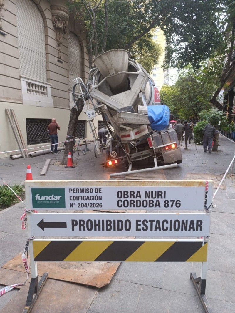 El vehículo permanece con la rueda atrapada en plena peatonal.