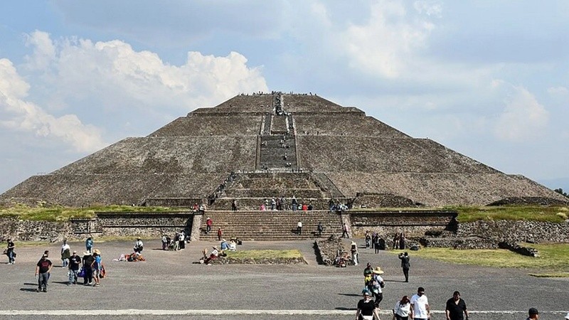 Un hombre armado disparó contra turistas en una de las pirámides de Teotihuacán.