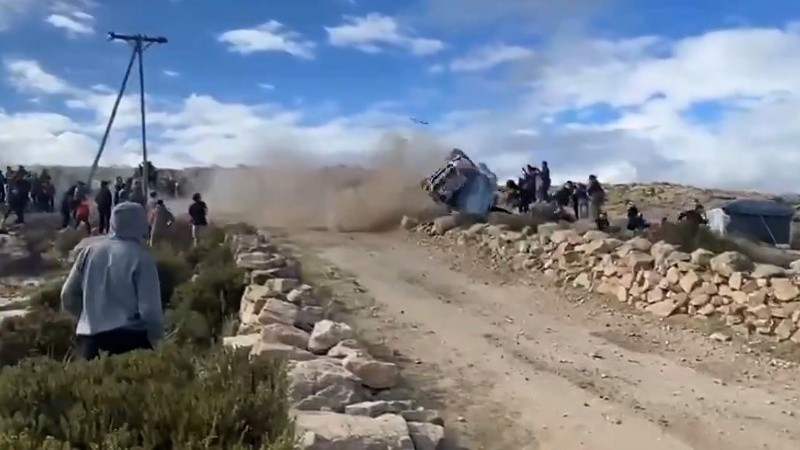 El coche del binomio paraguayo dio varios tumbos en la curva. (imagen video)