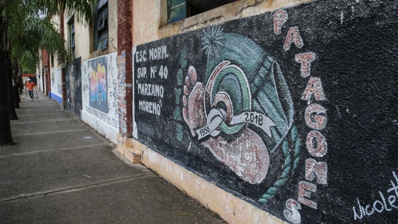 En la plaza del ferrocarril, hay un mural de la escuela Mariano Moreno con el emblema de “Patagones y Coyas” (Alan Monzón/Rosario3).