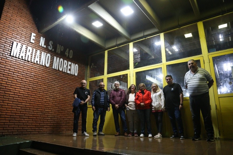 Los siete pastores y el cura en la puerta de la escuela (Alan Monzón/Rosario3).