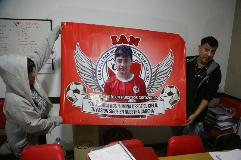 Andrés Giménez, a la derecha, sostiene un homenaje a Ian Cabrera (Alan Monzón/Rosario3).